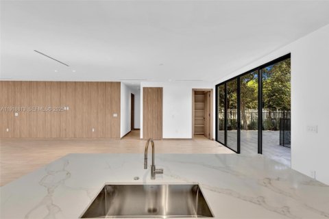 Casa en venta en Miami, Florida, 5 dormitorios, 345.88 m2 № 1974331 - foto 20