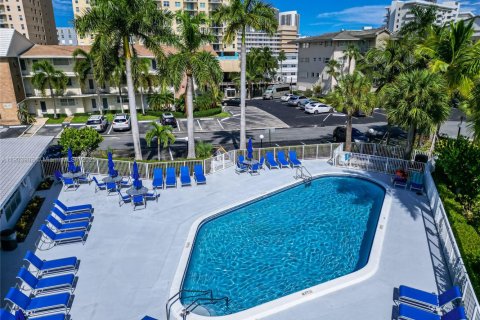 Condominio en venta en Hallandale Beach, Florida, 2 dormitorios, 97.55 m2 № 1954809 - foto 2