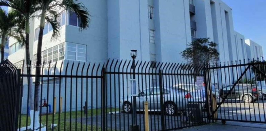 Кондоминиум с 2 спальнями в Майами, Флорида № 2046266