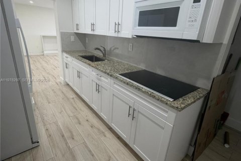 Снять в аренду кондоминиум в Майами, Флорида 2 спальни, 63.64м2, № 2046266 - фото 10