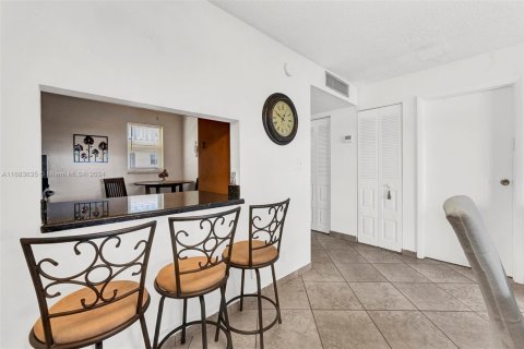 Condominio en venta en Hallandale Beach, Florida, 1 dormitorio, 71.53 m2 № 1875183 - foto 10