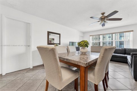 Condominio en venta en Hallandale Beach, Florida, 1 dormitorio, 71.53 m2 № 1875183 - foto 9