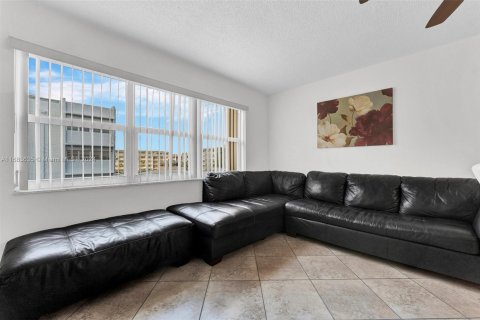 Condominio en venta en Hallandale Beach, Florida, 1 dormitorio, 71.53 m2 № 1875183 - foto 11
