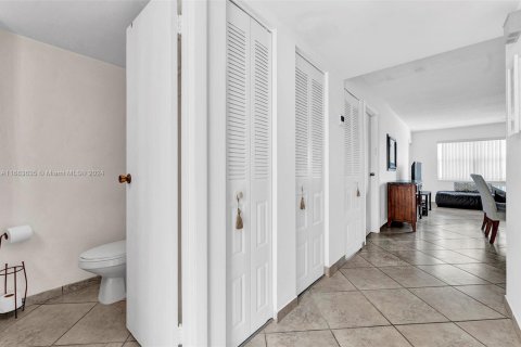 Condominio en venta en Hallandale Beach, Florida, 1 dormitorio, 71.53 m2 № 1875183 - foto 19