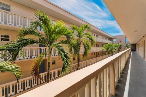 Condominio en venta en Hallandale Beach, Florida, 1 dormitorio, 71.53 m2 № 1875183 - foto 25
