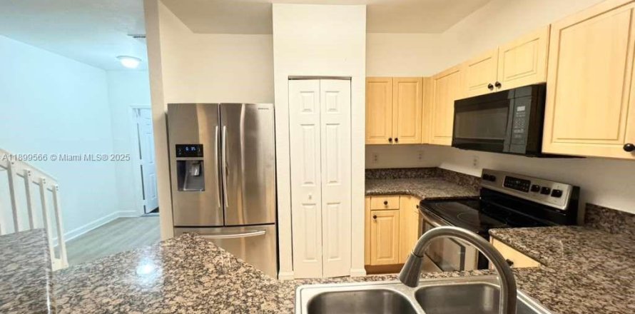 Townhouse in Lauderdale Lakes, Florida 3 bedrooms, 137.31 sq.m. № 1950868