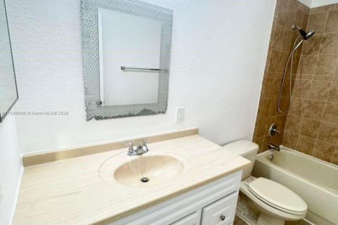 Townhouse in Lauderdale Lakes, Florida 3 bedrooms, 137.31 sq.m. № 1950868 - photo 17