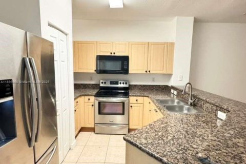 Townhouse in Lauderdale Lakes, Florida 3 bedrooms, 137.31 sq.m. № 1950868 - photo 2