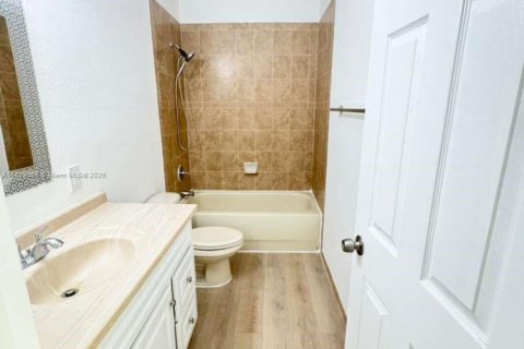 Townhouse in Lauderdale Lakes, Florida 3 bedrooms, 137.31 sq.m. № 1950868 - photo 18