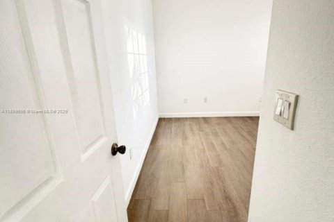 Townhouse in Lauderdale Lakes, Florida 3 bedrooms, 137.31 sq.m. № 1950868 - photo 9