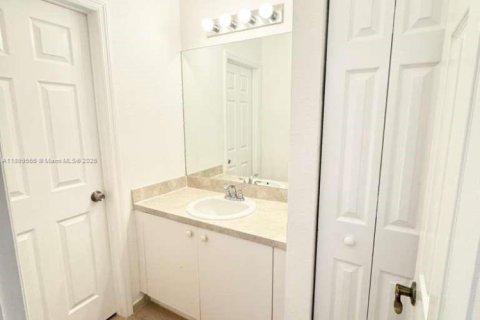 Townhouse in Lauderdale Lakes, Florida 3 bedrooms, 137.31 sq.m. № 1950868 - photo 26