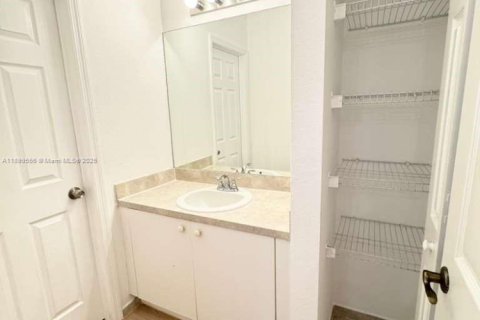 Townhouse in Lauderdale Lakes, Florida 3 bedrooms, 137.31 sq.m. № 1950868 - photo 25