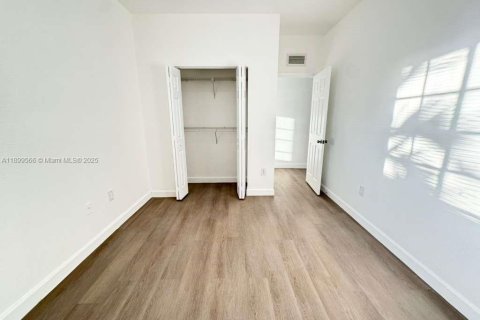 Townhouse in Lauderdale Lakes, Florida 3 bedrooms, 137.31 sq.m. № 1950868 - photo 15