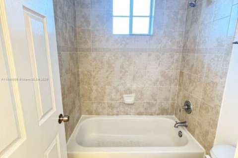 Townhouse in Lauderdale Lakes, Florida 3 bedrooms, 137.31 sq.m. № 1950868 - photo 27