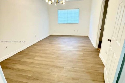 Townhouse in Lauderdale Lakes, Florida 3 bedrooms, 137.31 sq.m. № 1950868 - photo 5