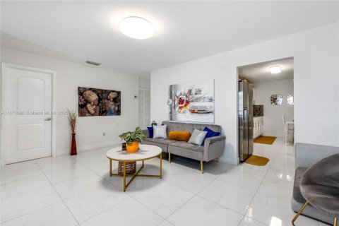 Villa ou maison à louer à Sweetwater, Floride: 3 chambres, 102.19 m2 № 1928331 - photo 3