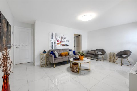 Villa ou maison à louer à Sweetwater, Floride: 3 chambres, 102.19 m2 № 1928331 - photo 2