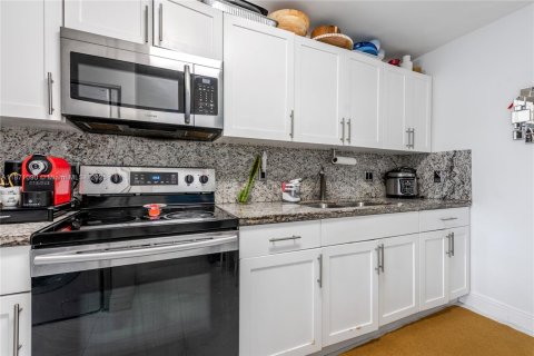 Villa ou maison à louer à Sweetwater, Floride: 3 chambres, 102.19 m2 № 1928331 - photo 5