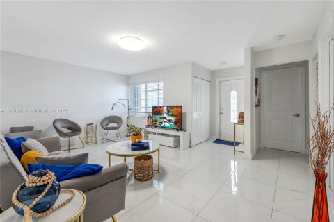 Villa ou maison à louer à Sweetwater, Floride: 3 chambres, 102.19 m2 № 1928331 - photo 4