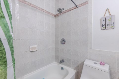 Villa ou maison à louer à Sweetwater, Floride: 3 chambres, 102.19 m2 № 1928331 - photo 18