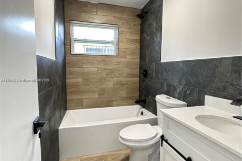 Propiedad comercial en venta en Miami, Florida № 1934394 - foto 13