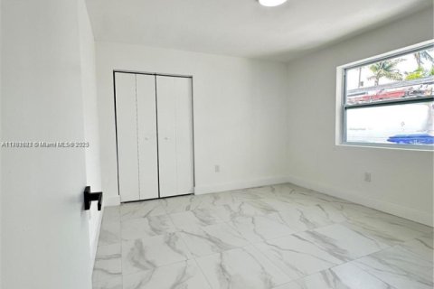 Propiedad comercial en venta en Miami, Florida № 1934394 - foto 11