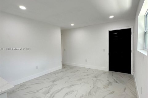 Propiedad comercial en venta en Miami, Florida № 1934394 - foto 9