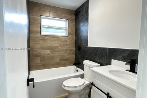 Propiedad comercial en venta en Miami, Florida № 1934394 - foto 18