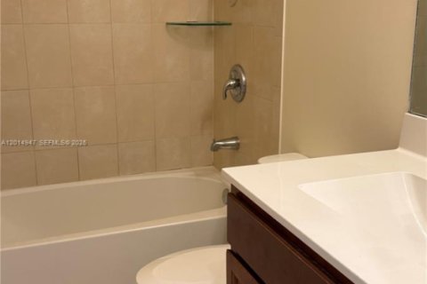 Casa en venta en Hialeah, Florida, 3 dormitorios, 143.53 m2 № 2171302 - foto 15