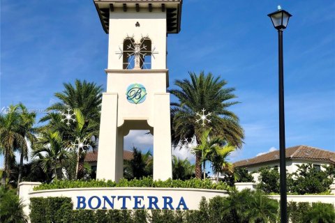 Casa en venta en Hialeah, Florida, 3 dormitorios, 143.53 m2 № 2171302 - foto 2