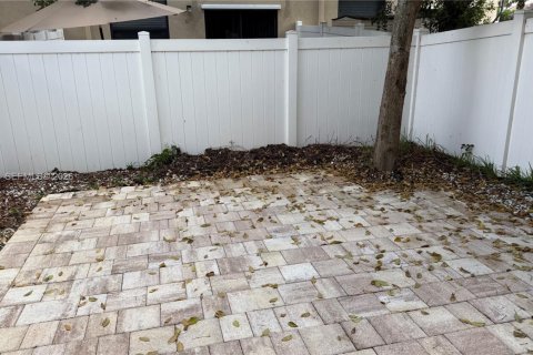 Casa en venta en Hialeah, Florida, 3 dormitorios, 143.53 m2 № 2171302 - foto 19