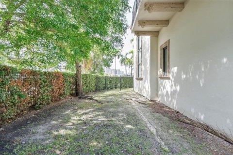 House in Sunny Isles Beach, Florida 5 bedrooms, 422.24 sq.m. № 1770641 - photo 10