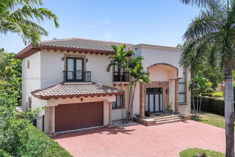 House in Sunny Isles Beach, Florida 5 bedrooms, 422.24 sq.m. № 1770641 - photo 1