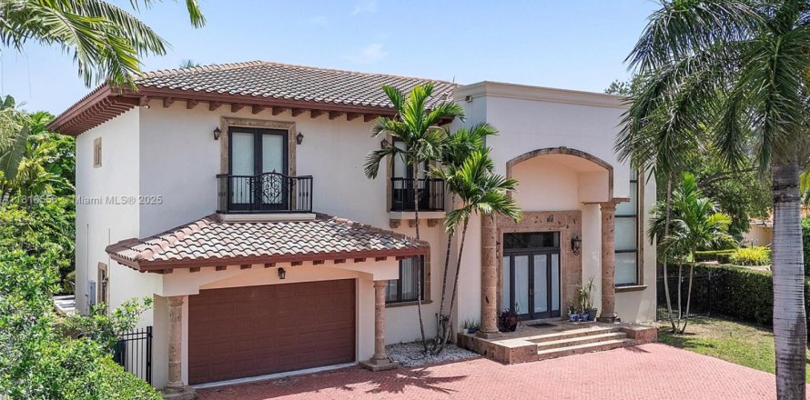 House in Sunny Isles Beach, Florida 5 bedrooms, 422.24 sq.m. № 1770641