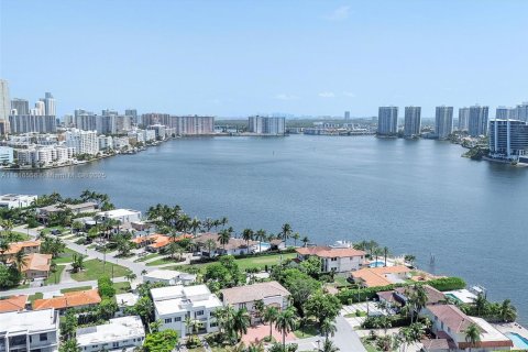 House in Sunny Isles Beach, Florida 5 bedrooms, 422.24 sq.m. № 1770641 - photo 8