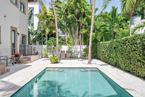 House in Sunny Isles Beach, Florida 5 bedrooms, 422.24 sq.m. № 1770641 - photo 11