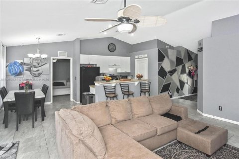 House in Lehigh Acres, Florida 3 bedrooms № 2076900 - photo 11