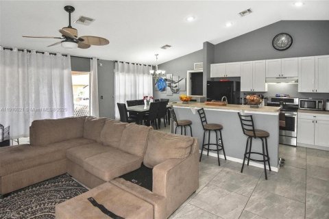 House in Lehigh Acres, Florida 3 bedrooms № 2076900 - photo 8