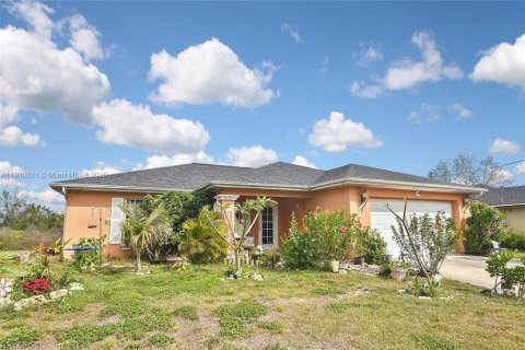 House in Lehigh Acres, Florida 3 bedrooms № 2076900