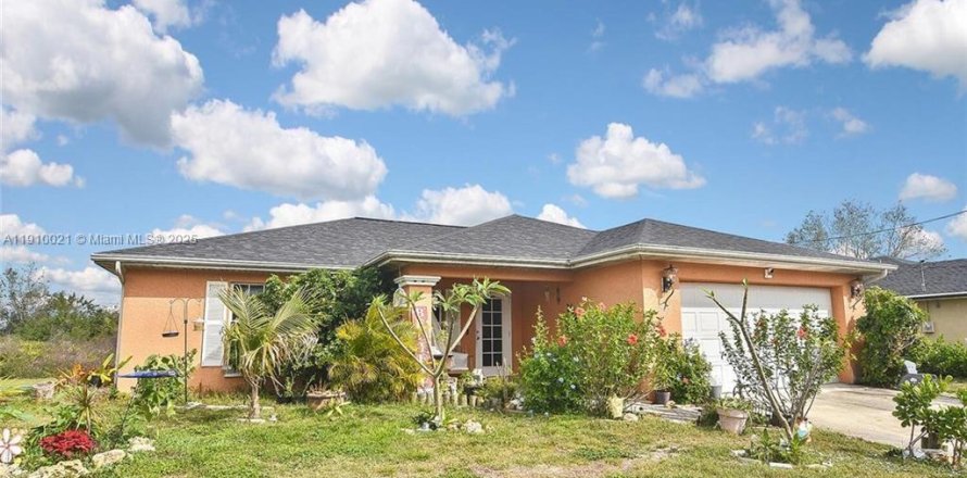 House in Lehigh Acres, Florida 3 bedrooms № 2076900