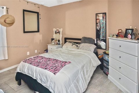 House in Lehigh Acres, Florida 3 bedrooms № 2076900 - photo 6