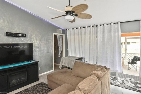 House in Lehigh Acres, Florida 3 bedrooms № 2076900 - photo 9