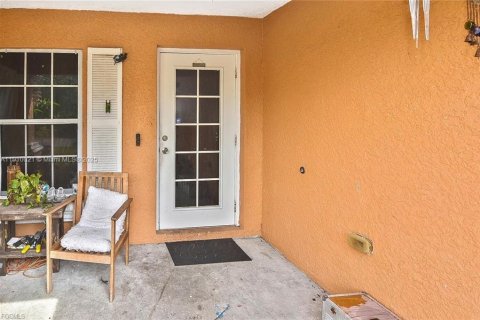 House in Lehigh Acres, Florida 3 bedrooms № 2076900 - photo 2
