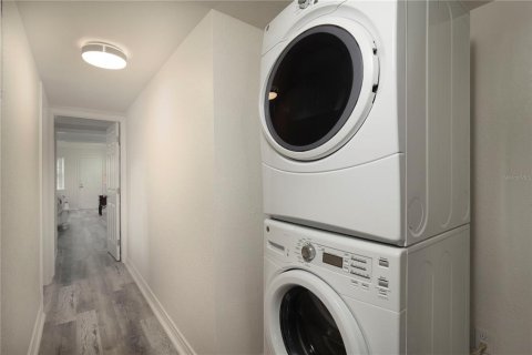 Immobilier commercial à vendre à Orlando, Floride: 2 chambres, 126.25 m2 № 2131995 - photo 6