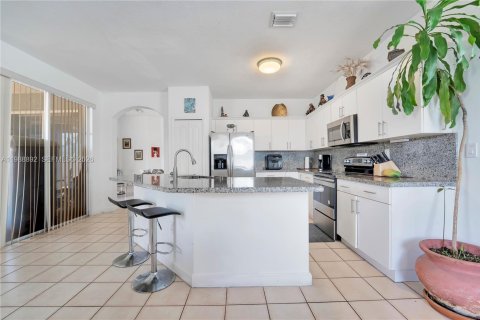 Купить виллу или дом в Майами, Флорида 4 спальни, 214.98м2, № 2050748 - фото 10