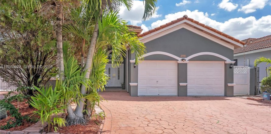 Дом в Майами, Флорида 4 спальни, 214.98м2 № 2050748