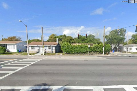 Commercial property in Miami, Florida № 1820023 - photo 2