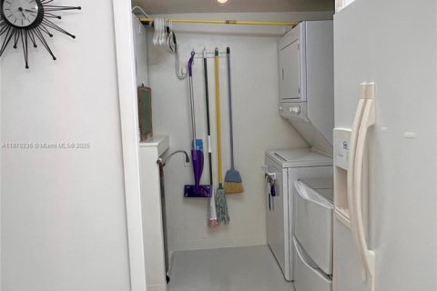 Condo in Weston, Florida, 1 bedroom  № 1994927 - photo 13