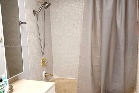 Condo in Weston, Florida, 1 bedroom  № 1994927 - photo 2