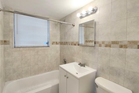 Villa ou maison à louer à Miami, Floride: 1 chambre, 361.67 m2 № 1998299 - photo 16